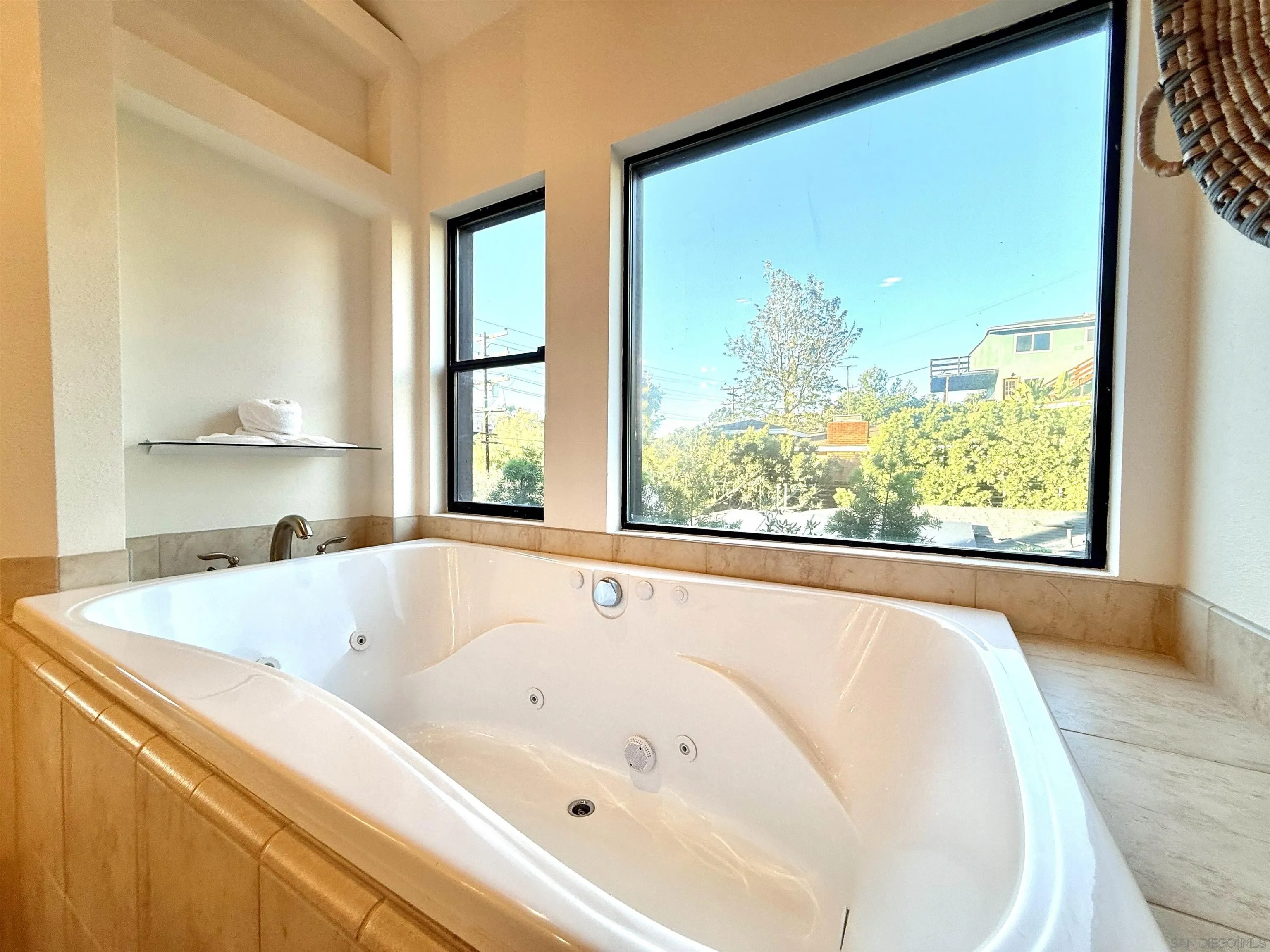 https://cdn.realtyfeed.com/cdn/127/2600740/a96cc160f325dc76049472f20f0d4197.webp