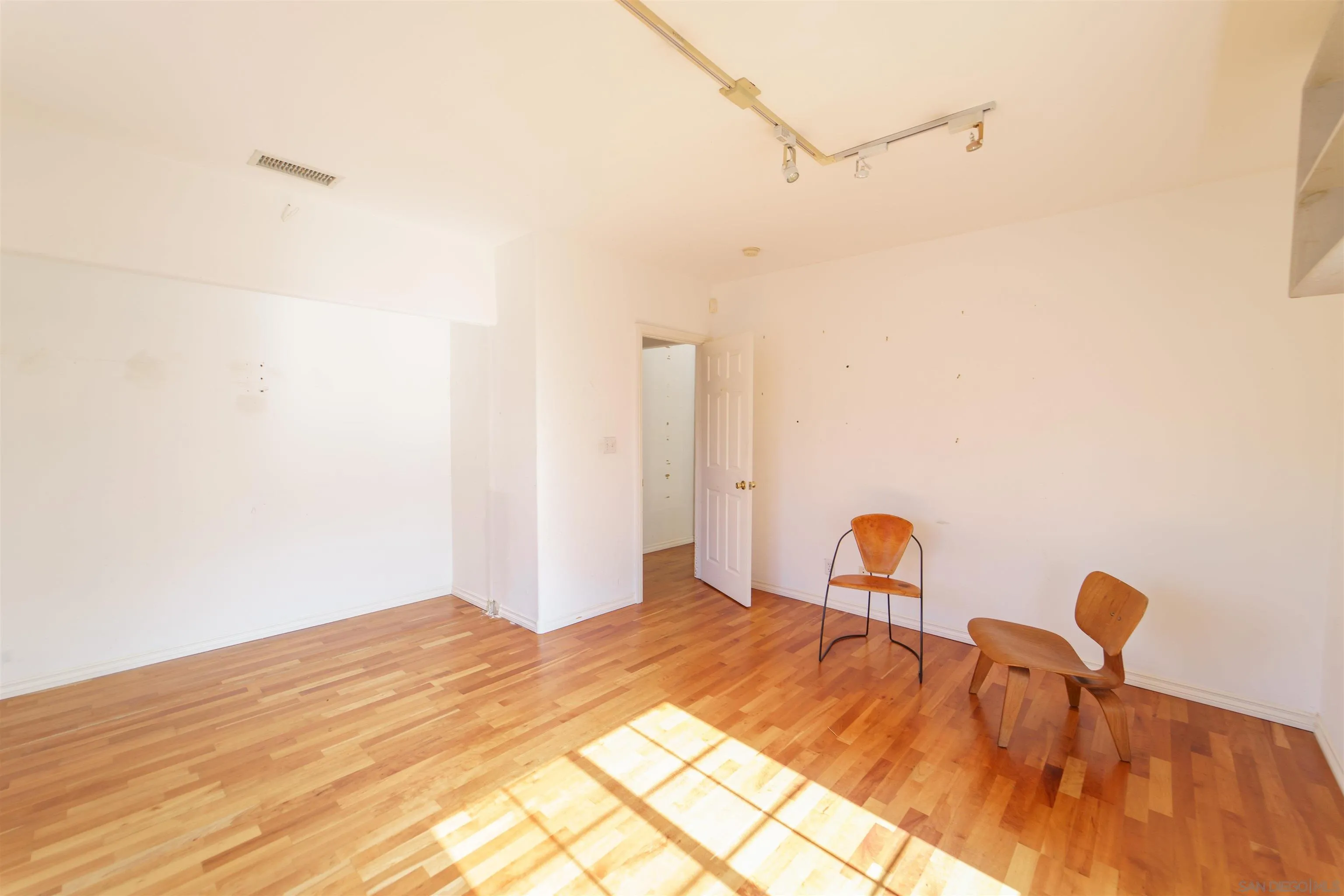 https://cdn.realtyfeed.com/cdn/127/2600763/4a668065e0712b71df20ec34c1101afc.webp