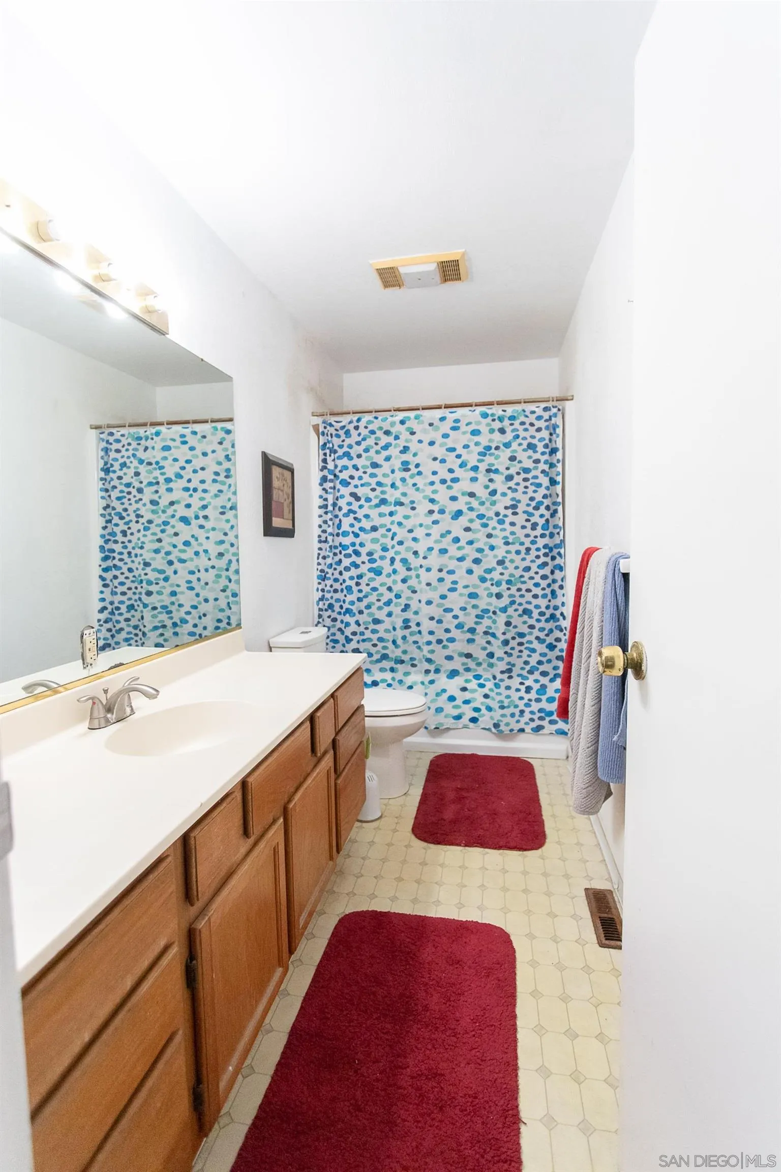 https://cdn.realtyfeed.com/cdn/127/2600782/379eb3c1636f490c10b1424e968f6ff9.webp