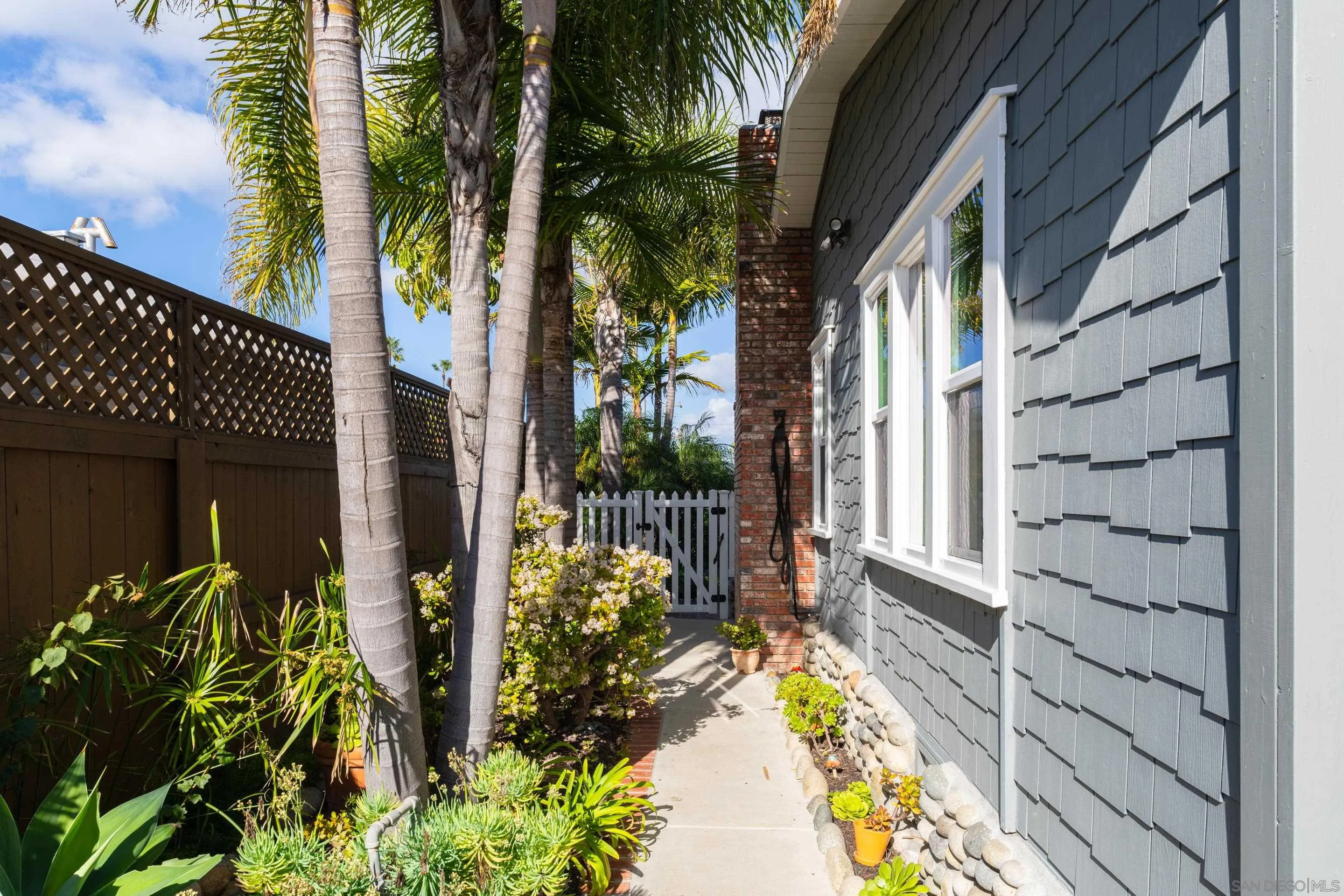 https://cdn.realtyfeed.com/cdn/127/2600841/1f39b74238d4c18555bffd1dfe352c38.webp