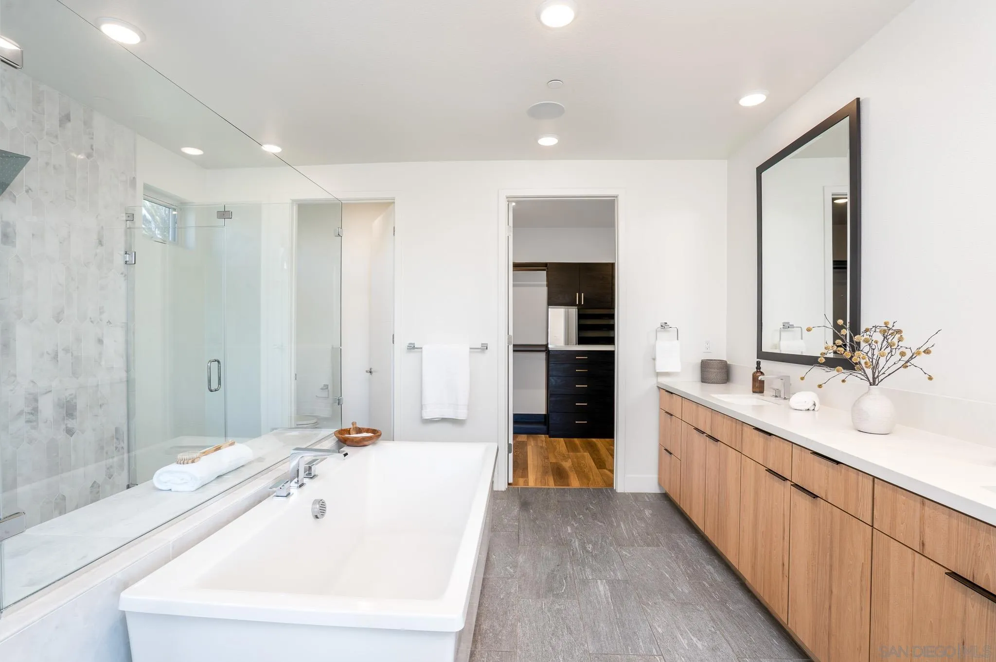 https://cdn.realtyfeed.com/cdn/127/2600850/86b49d446a23c93c795f0e921e5b8dd7.webp