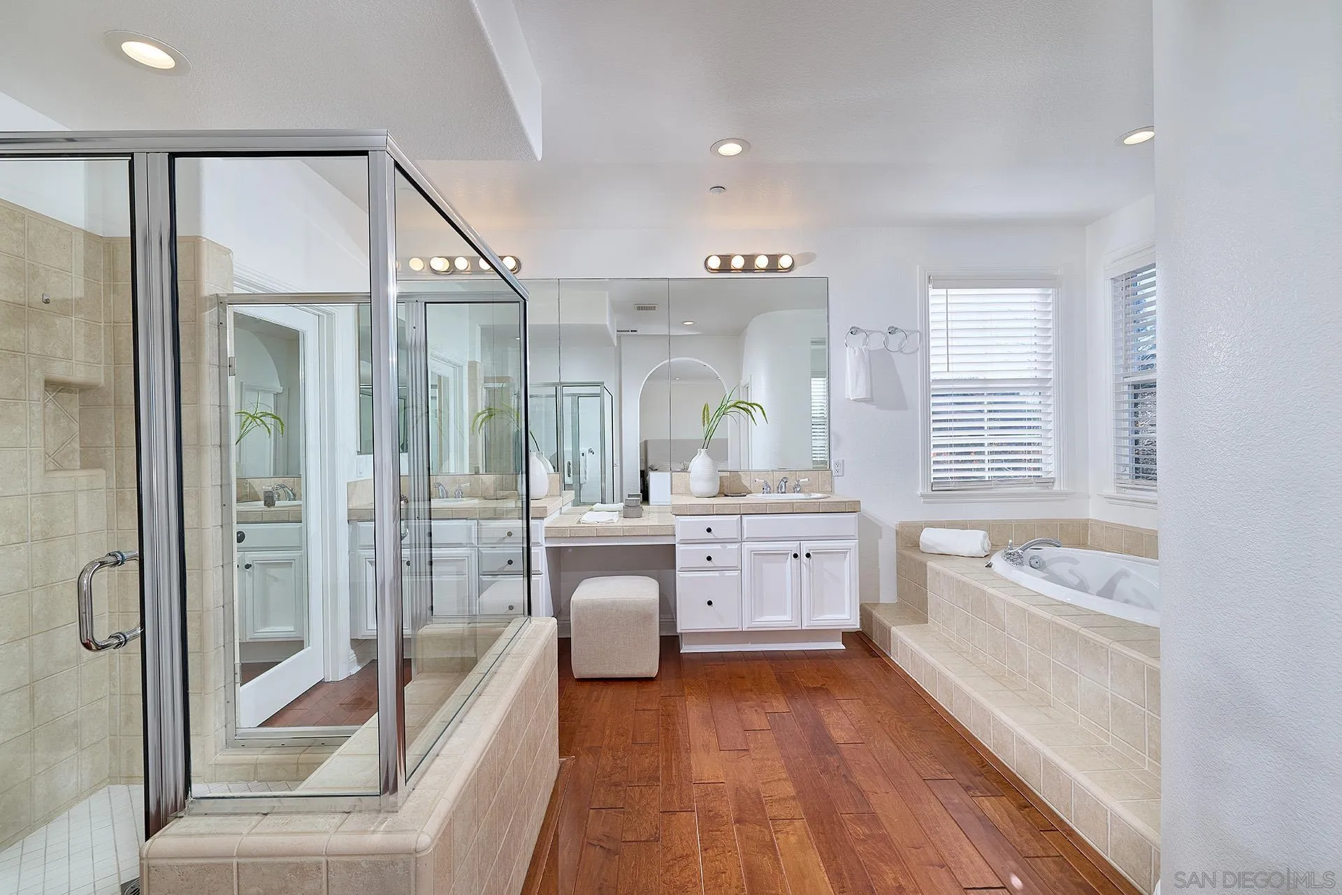 https://cdn.realtyfeed.com/cdn/127/2600904/4bf2a24c8c7d40c909700d22d24240f2.webp