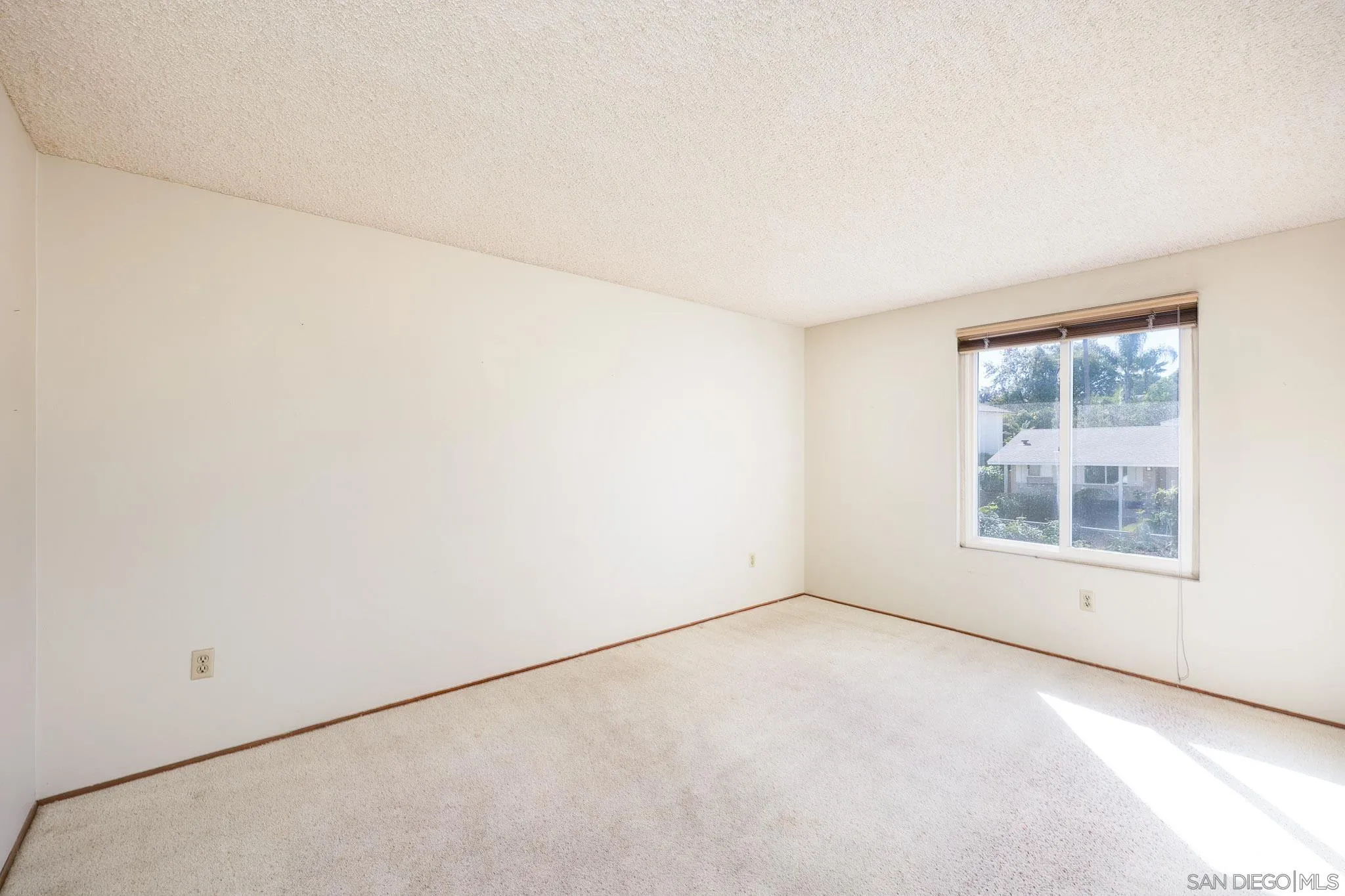 https://cdn.realtyfeed.com/cdn/127/2600943/52c347f84595b226c69396a03f5160f5.webp