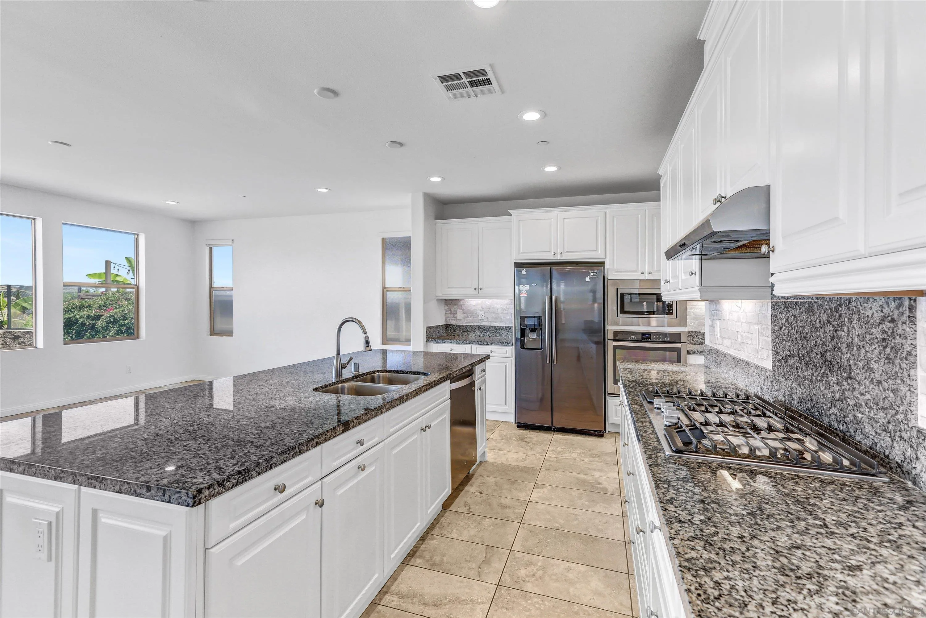 https://cdn.realtyfeed.com/cdn/127/2600945/cc5e9903bc6564dd21c75db9c6b5a390.webp