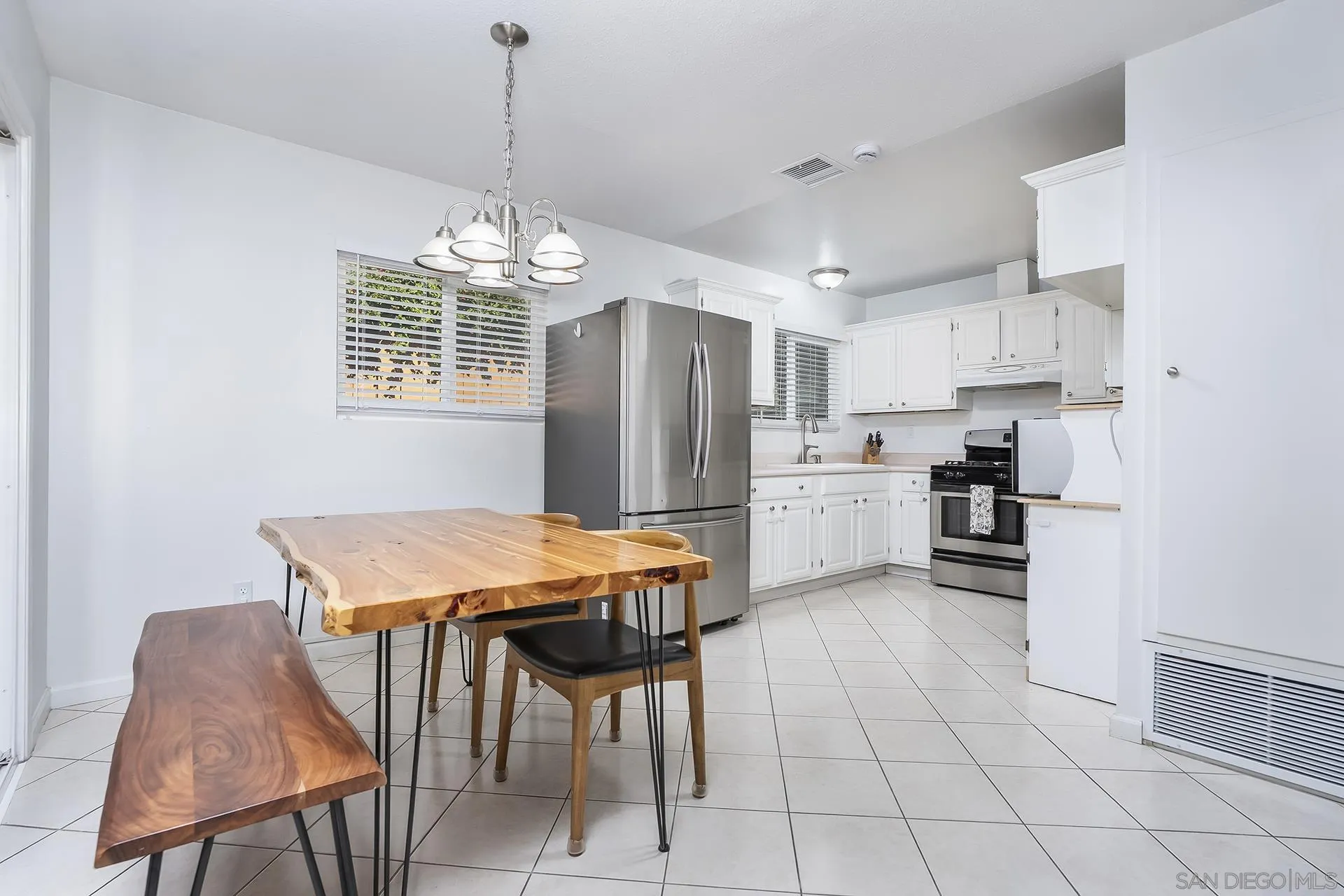 https://cdn.realtyfeed.com/cdn/127/2600987/4dc6f0099c9d05bddce297574b72894a.webp