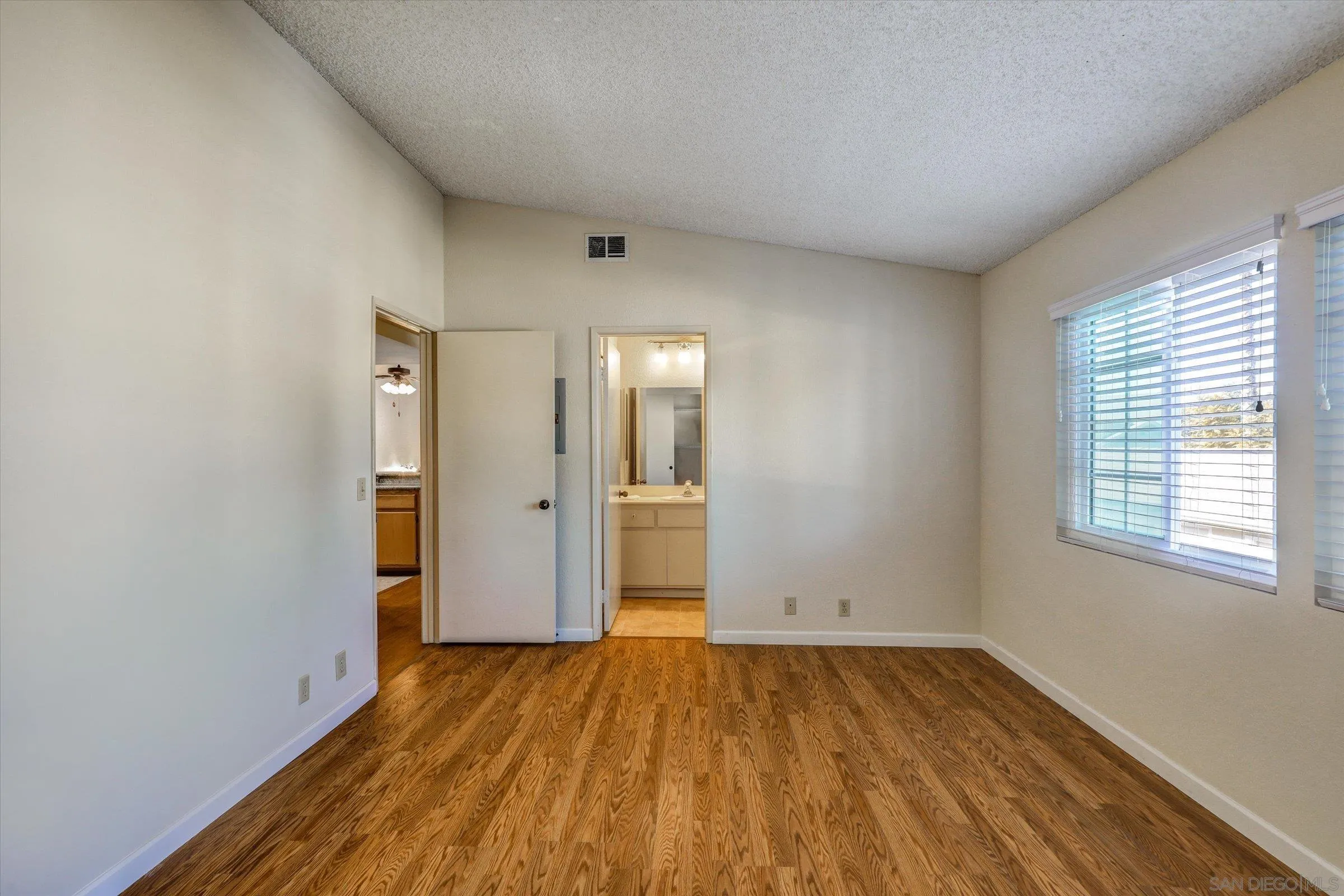 https://cdn.realtyfeed.com/cdn/127/2600995/a545363a890399184d74bc7b74a81598.webp