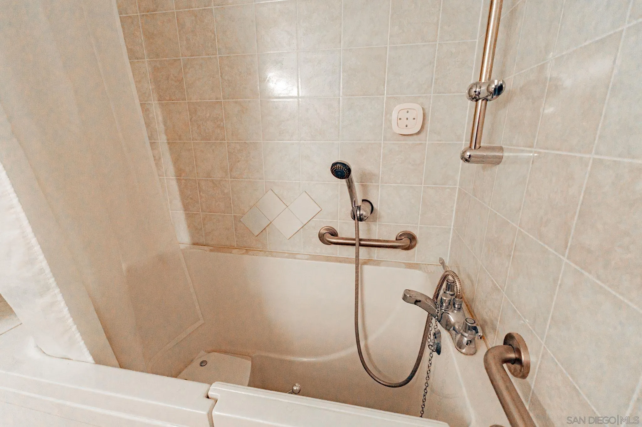 https://cdn.realtyfeed.com/cdn/127/2601052/ee391562eae5671987b738bd8425ab59.webp