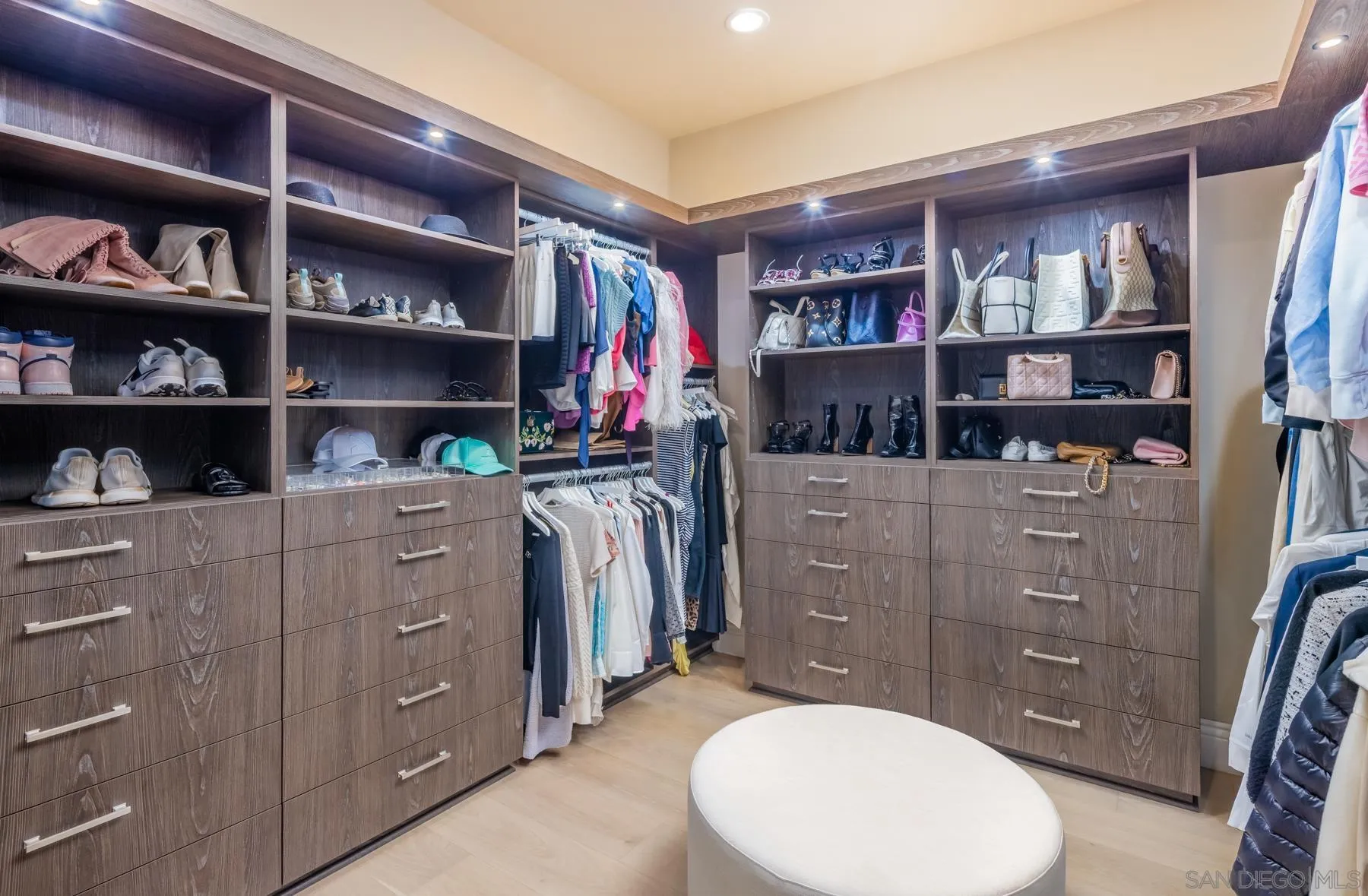 https://cdn.realtyfeed.com/cdn/127/2601055/de9c9d213962330599b03c42917f3913.webp