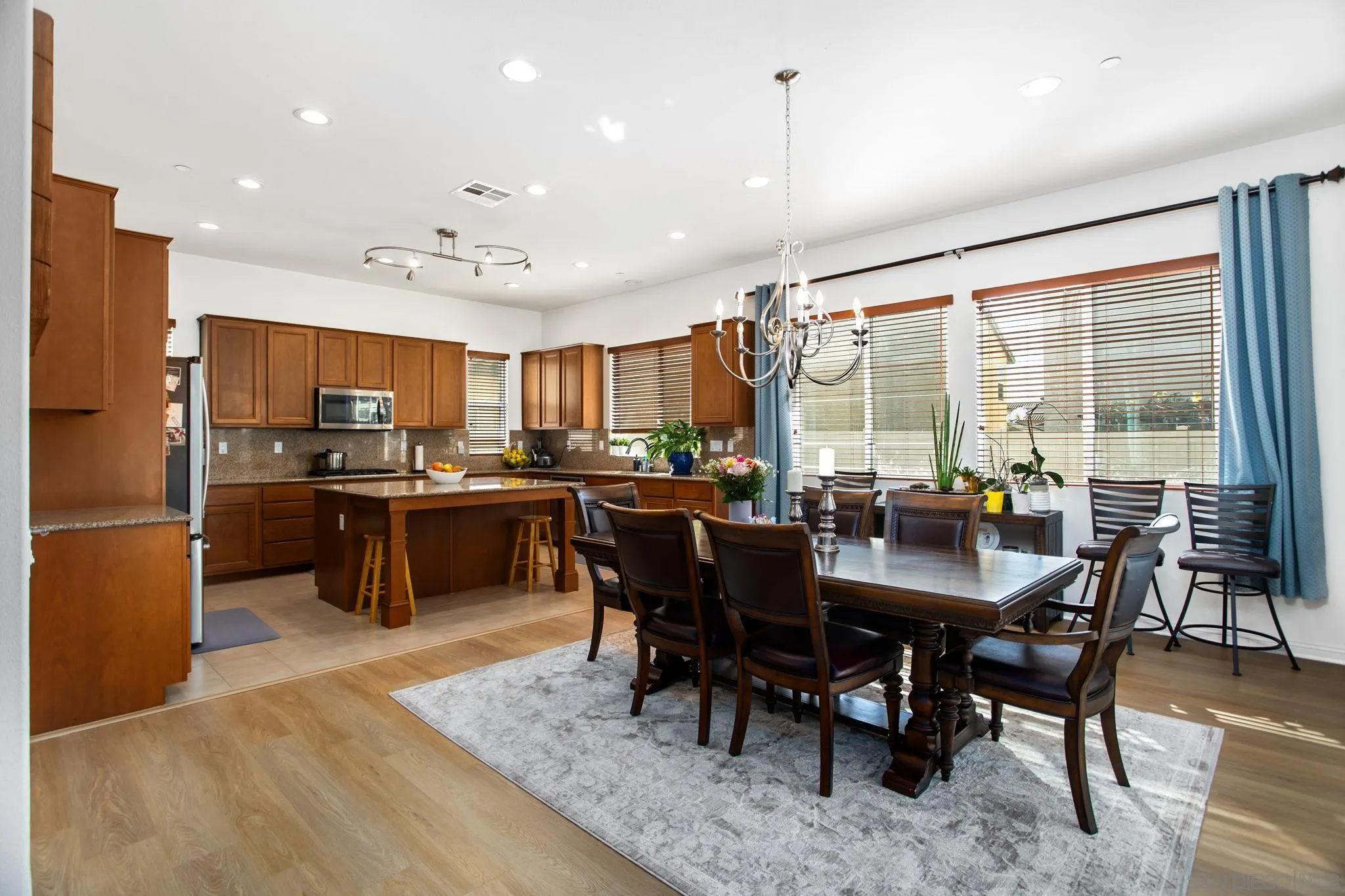 https://cdn.realtyfeed.com/cdn/127/2601066/cc2a1ff9a6e8773038302c943e0860f9.webp