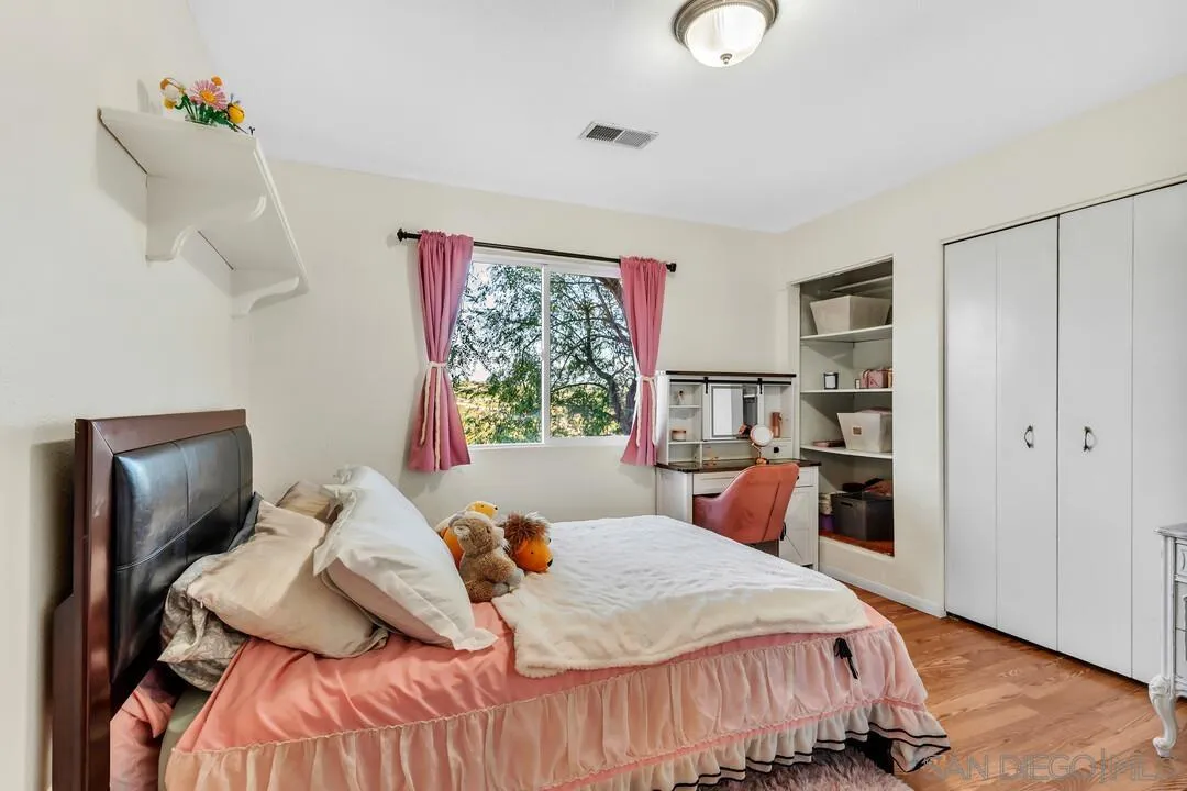 https://cdn.realtyfeed.com/cdn/127/2601139/12bd18826aafd4c43b77fbfd559d7f41.webp