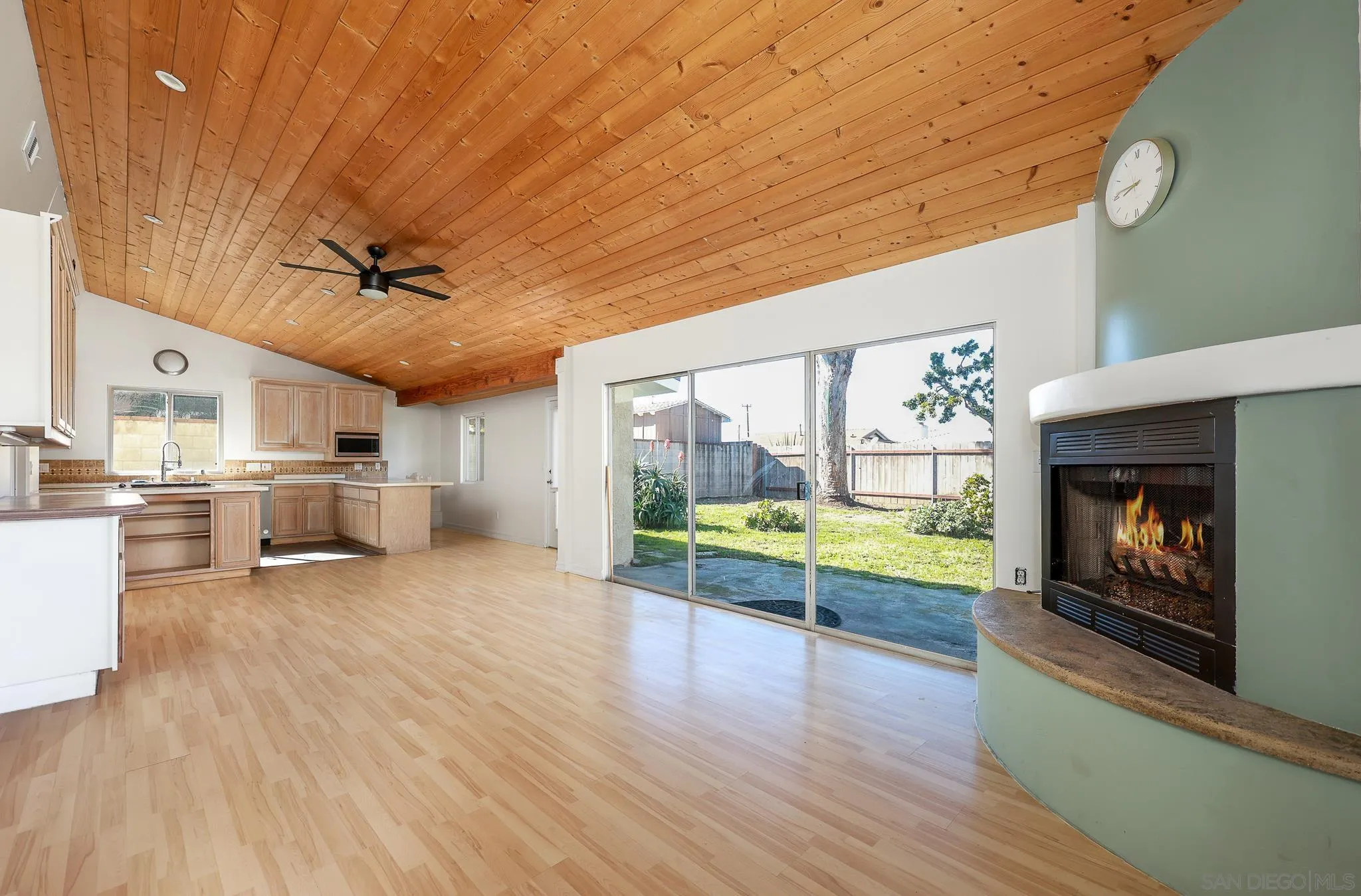 https://cdn.realtyfeed.com/cdn/127/2601184/8f9256c163f12410981583cff9cfef54.webp