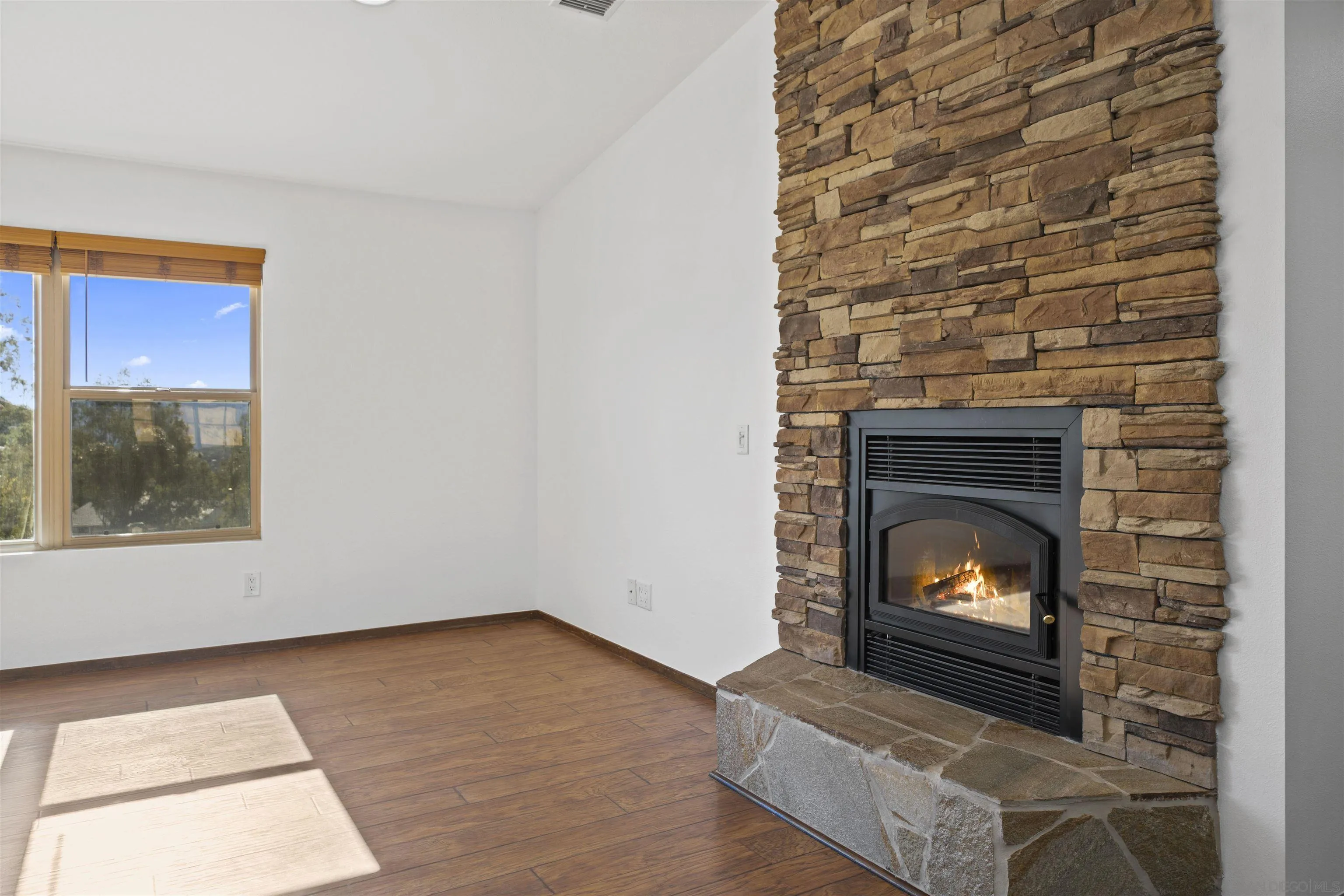 https://cdn.realtyfeed.com/cdn/127/2601248/4648286d396b344f66e33e74c13593b8.webp