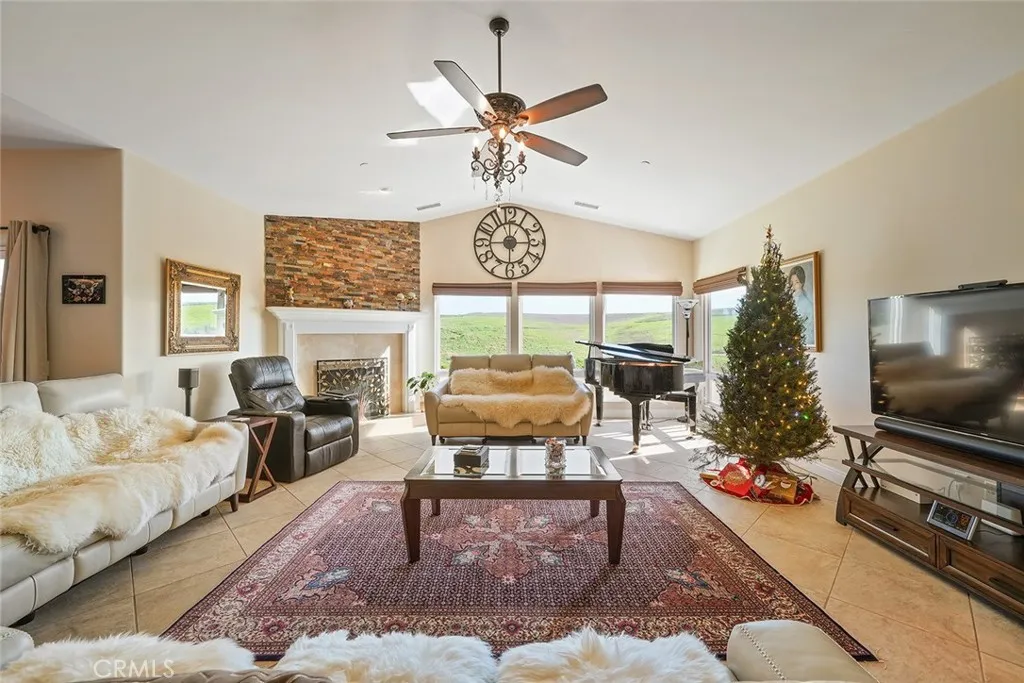 https://cdn.realtyfeed.com/cdn/127/305029974/021f71e6a799cf8ffa22c04b48aca495.webp