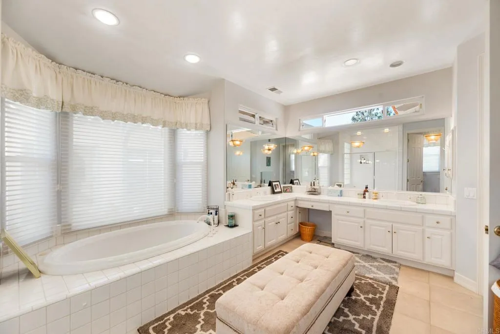 https://cdn.realtyfeed.com/cdn/127/305062743/2e4ebc547c8da258a9ec0d4c4cfdeb7d.webp