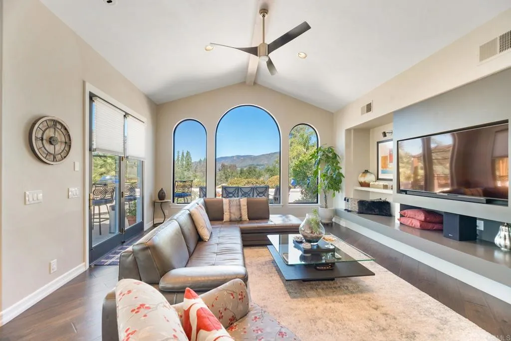 https://cdn.realtyfeed.com/cdn/127/305062743/b5ea7f8f182d41eb6e0b9539bc22a04c.webp