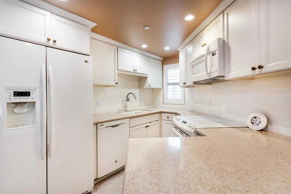 https://cdn.realtyfeed.com/cdn/127/305348491/b7ec4b52cf143792329ae43c7b50bf14.webp