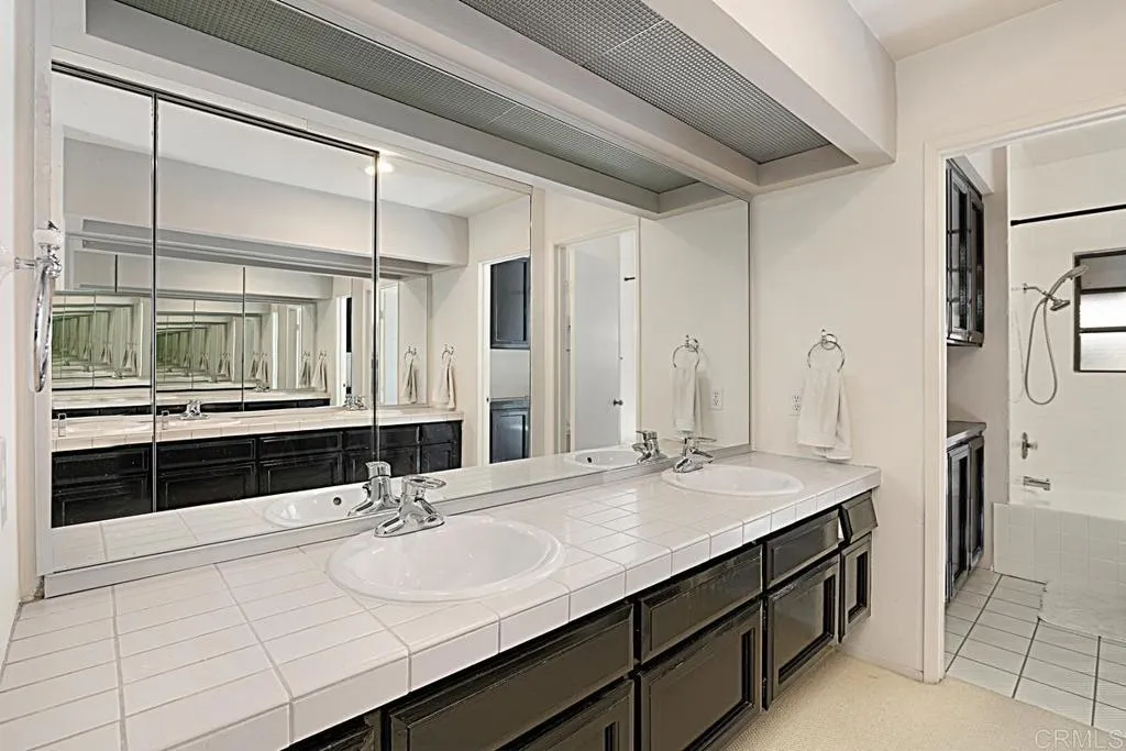 https://cdn.realtyfeed.com/cdn/127/305351644/bee753d9d7c8ffcfdde58a33857b18cf.webp