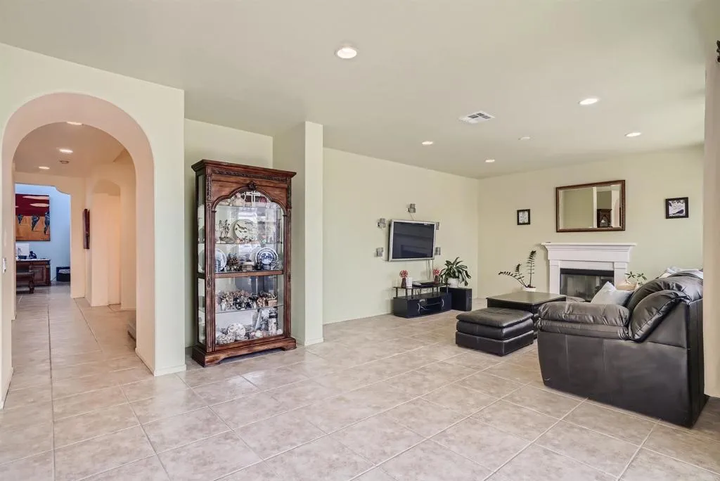 https://cdn.realtyfeed.com/cdn/127/305399153/0efd053ec2a818149275d9e8727299ff.webp