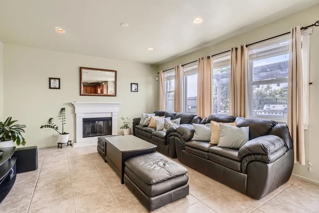 https://cdn.realtyfeed.com/cdn/127/305399153/7c5d1ea6b1624ee08d4a757ea0bbf5ae.webp