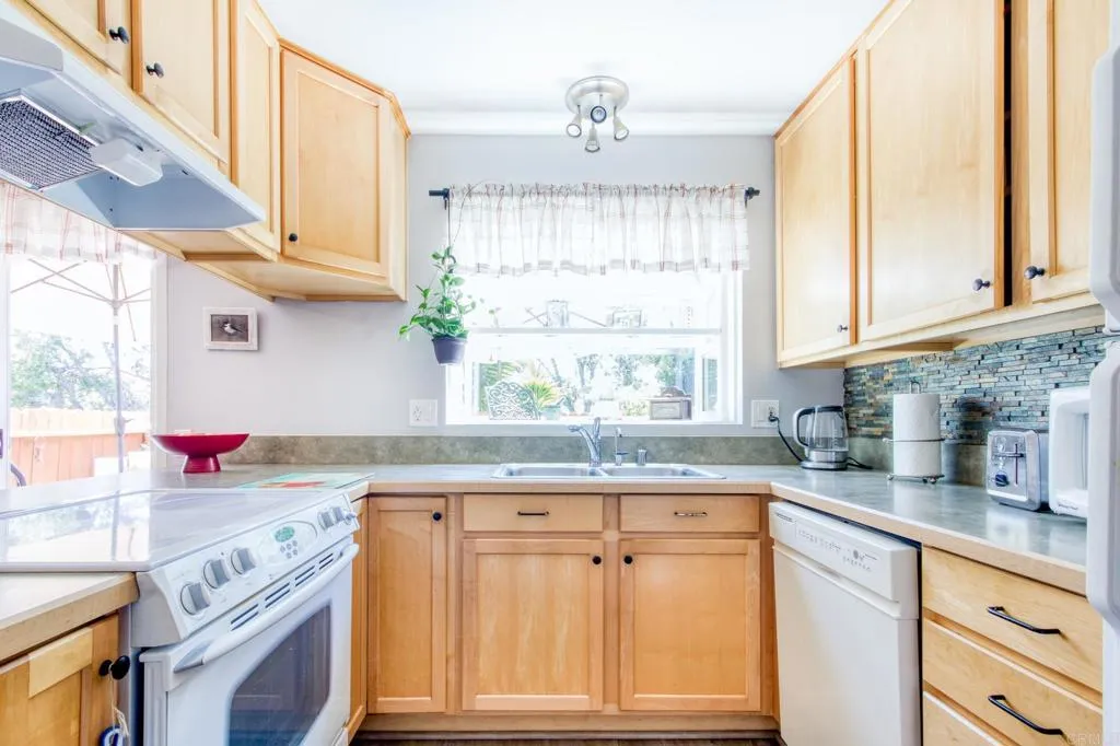 https://cdn.realtyfeed.com/cdn/127/305455106/92460eee8036afbde385da13aa7e4530.webp