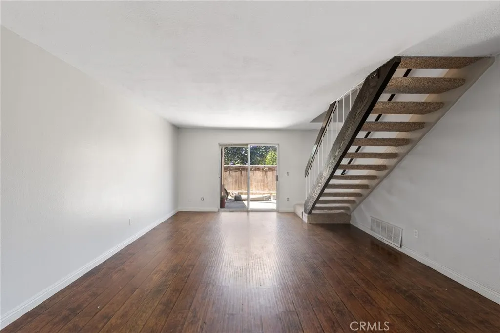https://cdn.realtyfeed.com/cdn/127/305487731/300df401138a9b06359076e36660e9b3.webp