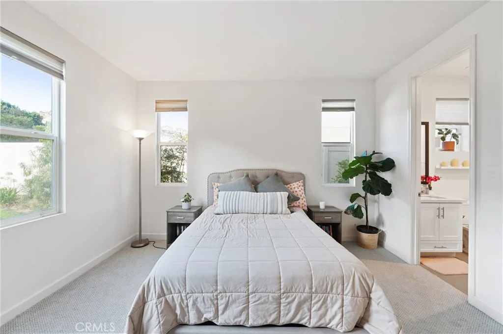 https://cdn.realtyfeed.com/cdn/127/305698297/a17d7820c4119aed9e72a59e69d7a828.webp