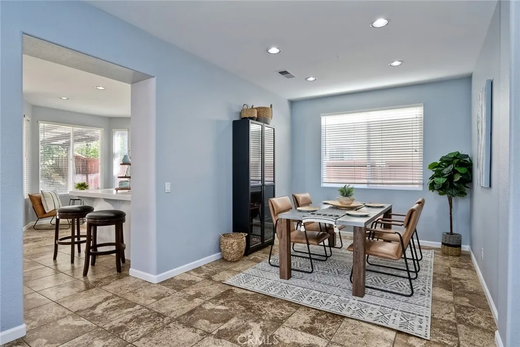 https://cdn.realtyfeed.com/cdn/127/305702360/570469bff2414d3f1298a659112fe7f5.webp