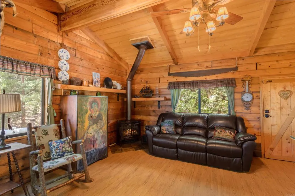 https://cdn.realtyfeed.com/cdn/127/305706734/b403933d9f86d94a05a3760cea4aa2db.webp