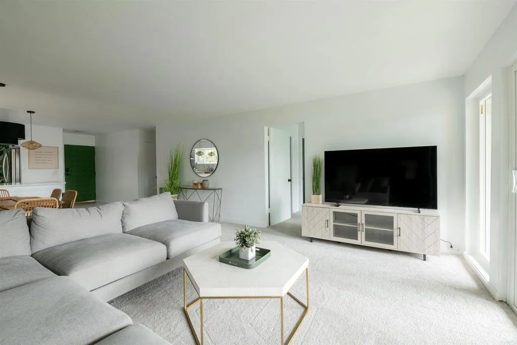 https://cdn.realtyfeed.com/cdn/127/305716121/83c35f6fa9ef3b5f34457e06b2a5b35f.webp