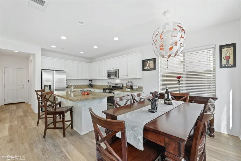 https://cdn.realtyfeed.com/cdn/127/305726607/90ca2c62ba8e5044caba66c6705e6742.webp