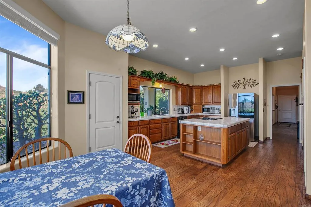 https://cdn.realtyfeed.com/cdn/127/305794975/40a92d555c7d4117c52d0201138fba11.webp