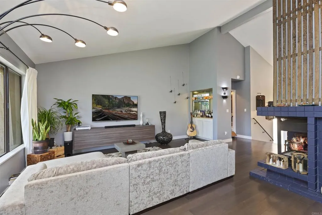 https://cdn.realtyfeed.com/cdn/127/305807074/8541b3a4a900e42200e15309c6a6a414.webp