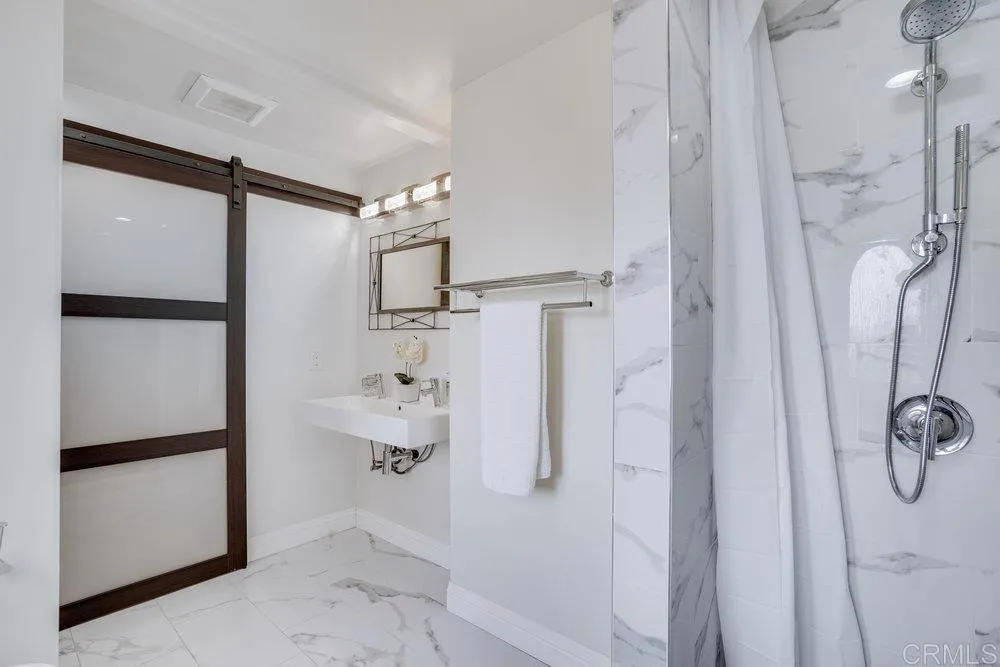 https://cdn.realtyfeed.com/cdn/127/305810309/39d58bbc5ba17ad260682fb830481ae3.webp