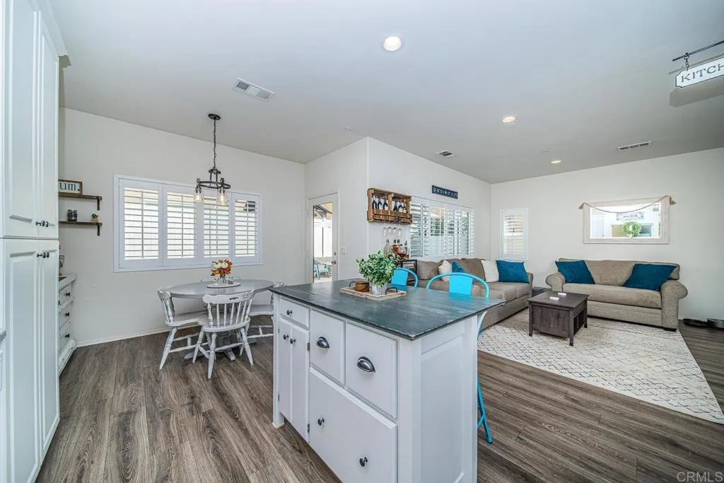 https://cdn.realtyfeed.com/cdn/127/305811100/076bb43e83551ada27982699e176186b.webp