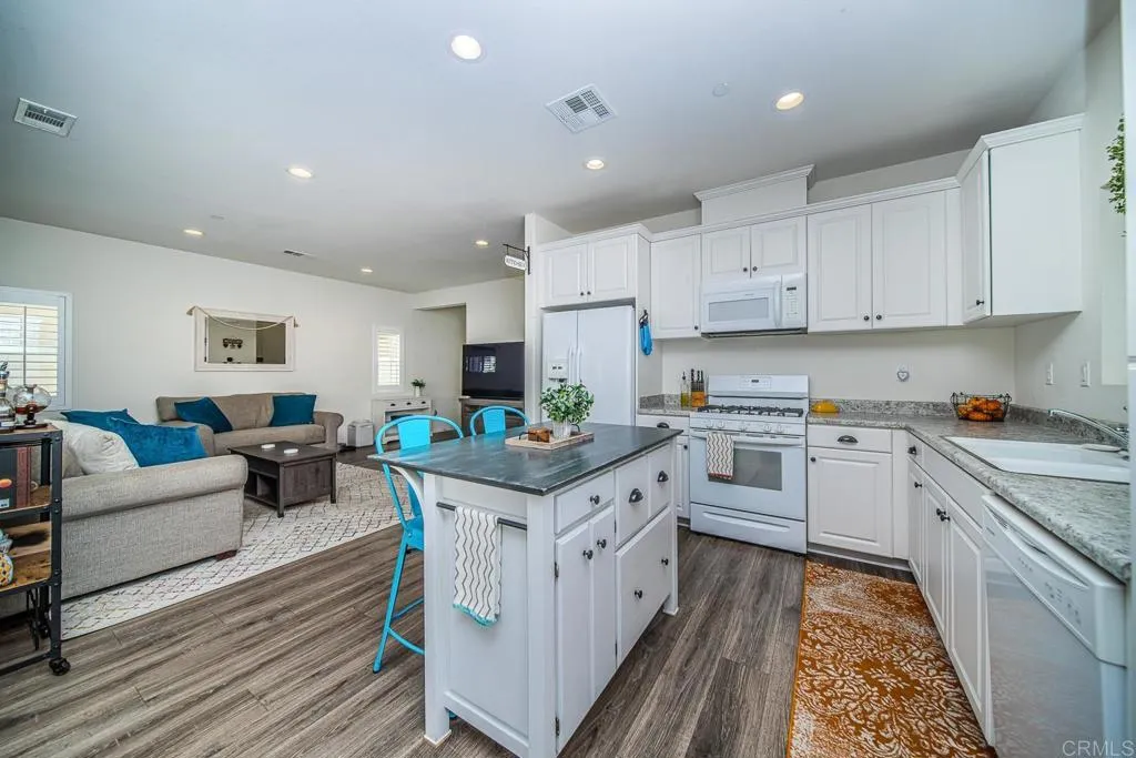 https://cdn.realtyfeed.com/cdn/127/305811100/132bfa5b41fd5ab358b9fc66bde8949c.webp