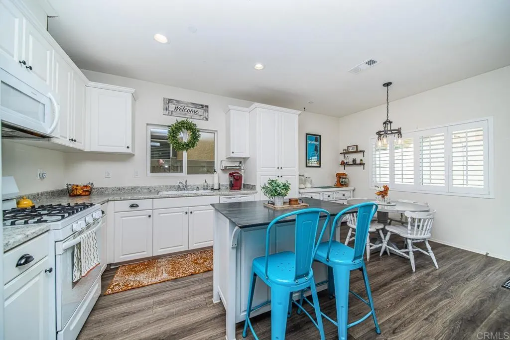https://cdn.realtyfeed.com/cdn/127/305811100/345628dd7ca845794d4feaec46e72620.webp
