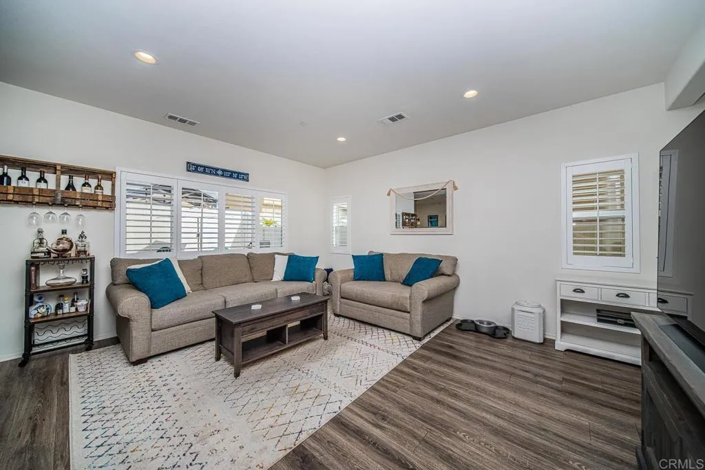 https://cdn.realtyfeed.com/cdn/127/305811100/79341454ecead0cef669be68209f234b.webp