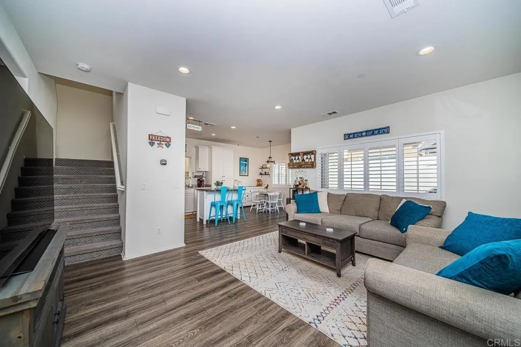 https://cdn.realtyfeed.com/cdn/127/305811100/7cbec515befd363377260b0339a75d5f.webp