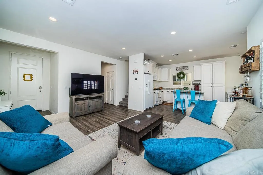 https://cdn.realtyfeed.com/cdn/127/305811100/c6f6bbfd67bbd605ce10a652439668ed.webp