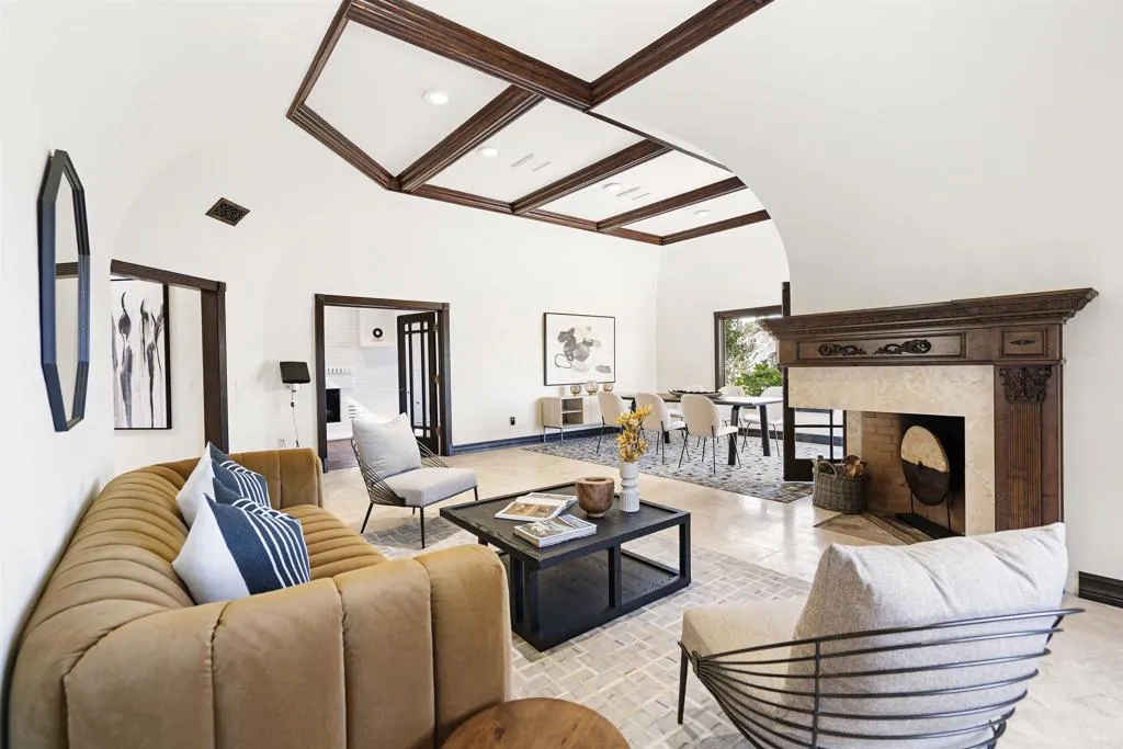 https://cdn.realtyfeed.com/cdn/127/305817710/a4940ef601e4e7b4a5462c08e2c243bb.webp