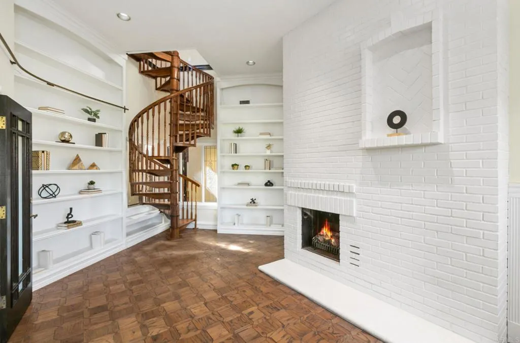 https://cdn.realtyfeed.com/cdn/127/305817710/f0c7fbfc3f82d8ce6212d32dc397c9c5.webp