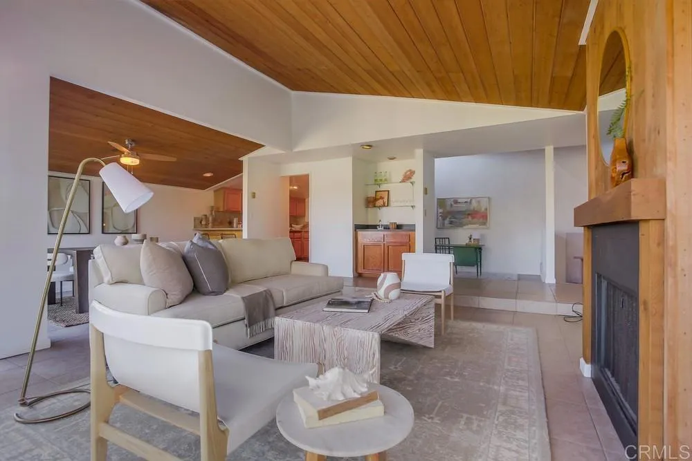 https://cdn.realtyfeed.com/cdn/127/305817711/992439423c166c528cac92b87cf9d01d.webp