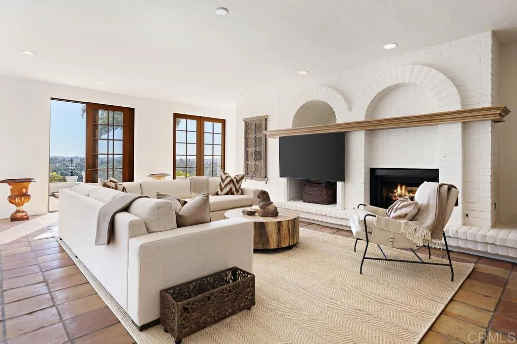 https://cdn.realtyfeed.com/cdn/127/305819812/7ba0fa9aa35d1b8540793b4a5ae91234.webp
