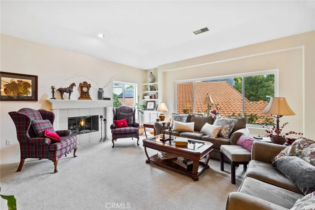 https://cdn.realtyfeed.com/cdn/127/305824804/8d8c7ee309985a363646d94e3b1b99f8.webp