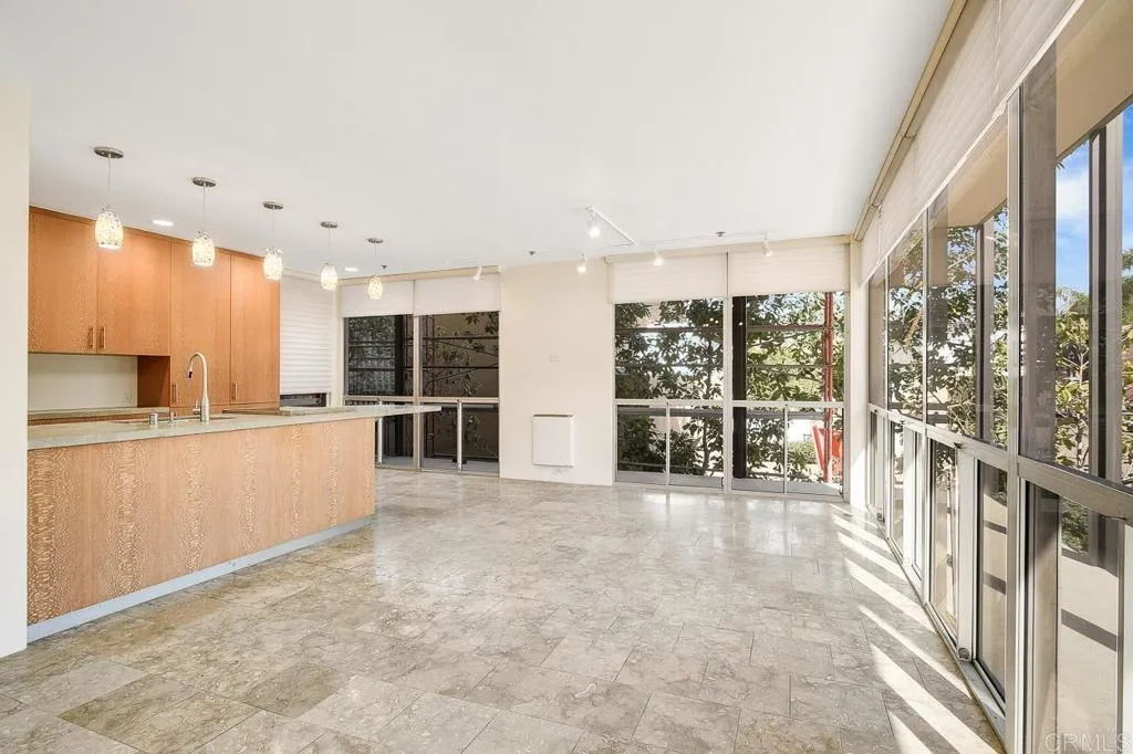 https://cdn.realtyfeed.com/cdn/127/305837047/4f80b6dd6d424846193990dc9e41c545.webp