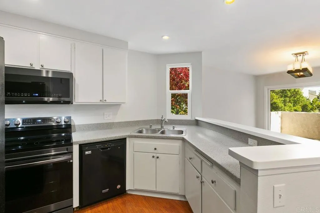 https://cdn.realtyfeed.com/cdn/127/305884559/e4135f6f81b6a44eca6ff3b73fccc13f.webp