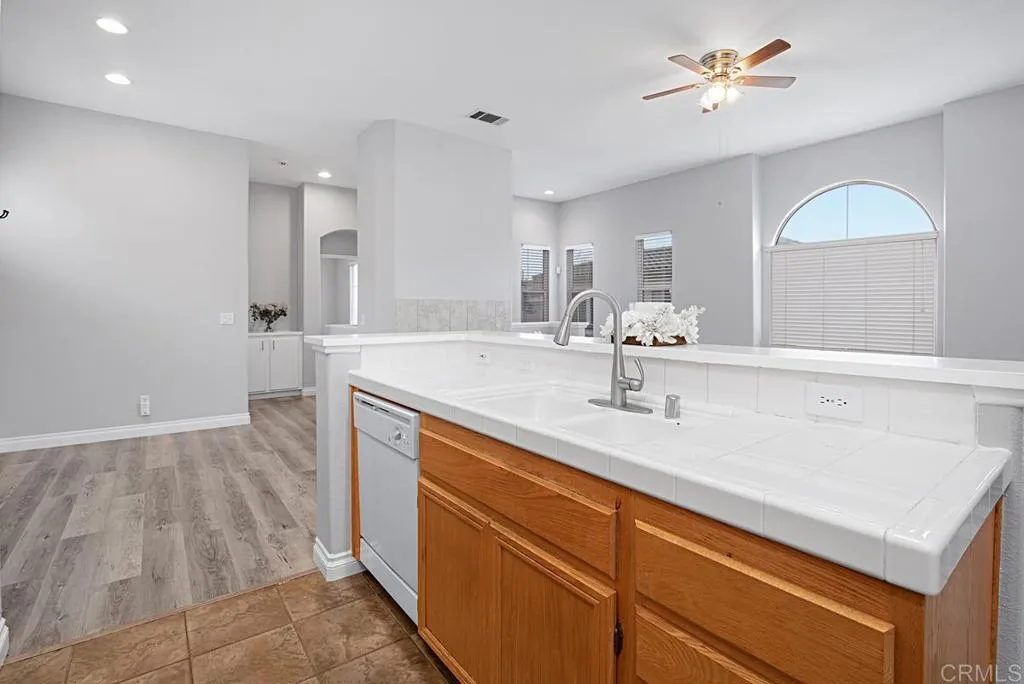 https://cdn.realtyfeed.com/cdn/127/305906643/6e87ecd9c9387c9c45d68f54721755cd.webp