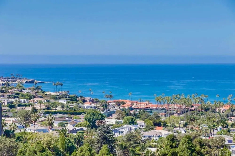 https://cdn.realtyfeed.com/cdn/127/305911089/f8d1bcae5885280e968e618c97c2c4f6.webp