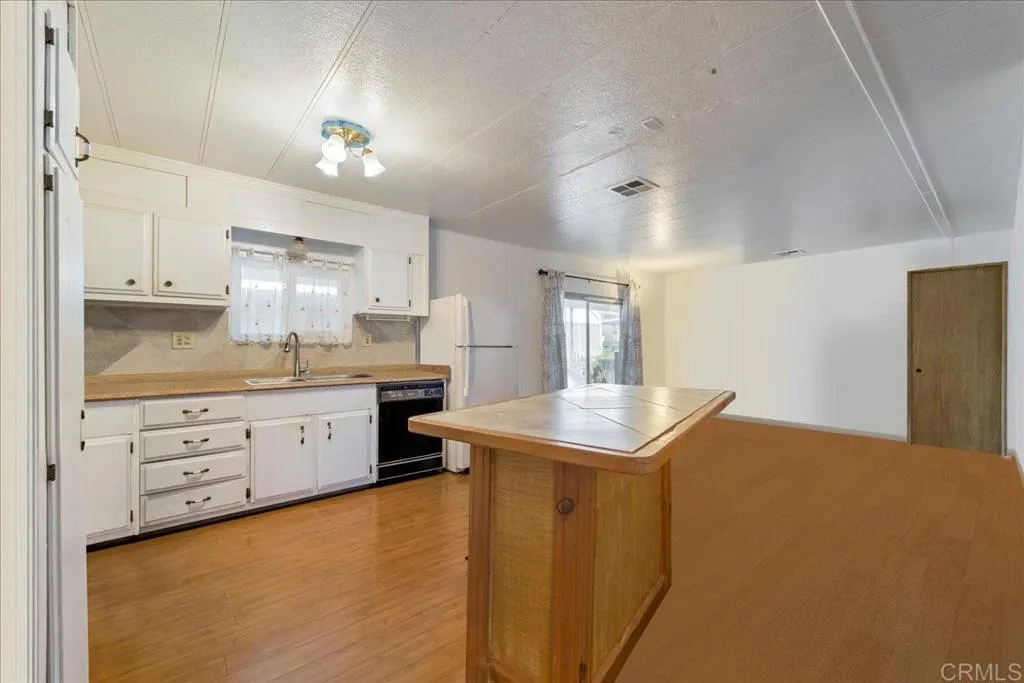 https://cdn.realtyfeed.com/cdn/127/305954029/247944123e909d73eeb26f934299b999.webp