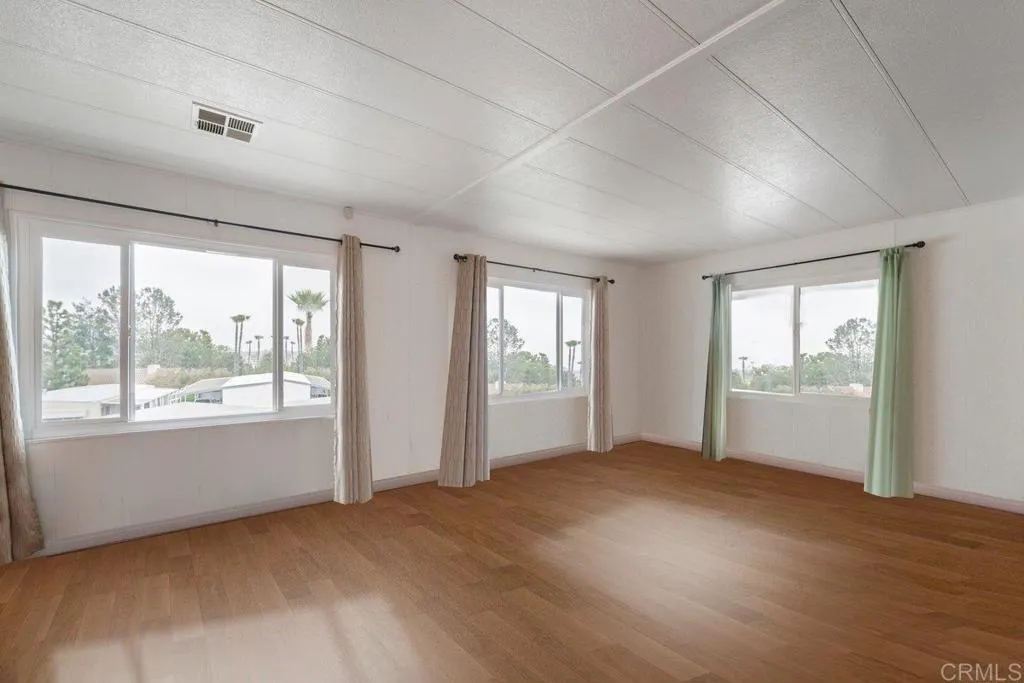 https://cdn.realtyfeed.com/cdn/127/305954029/6c91953c33397825770921ad80ad1460.webp